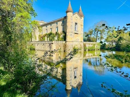 Exterior. Château du XIVe - privatization 15 travelers, salt pool, Bordeaux 25 min