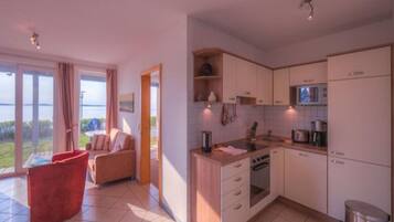 Apartemen | Dapur pribadi | Ketel listrik, pemanggang roti, dan kursi makan untuk bayi