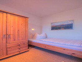 2 habitaciones, muebles diferentes y ropa de cama 