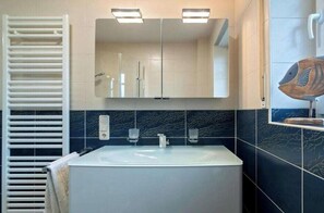 Shower, hair dryer - Holiday apartment Nörder Refugium (Norden)