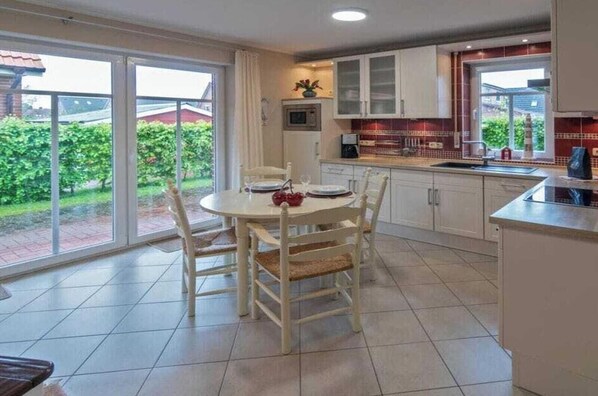 Fridge, microwave, oven, stovetop - Holiday apartment Nörder Refugium (Norden)