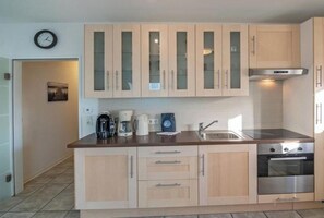 Fridge, microwave, oven, stovetop - Holiday Apartment Nordwind 64 (Norddeich)