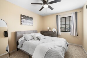 4 bedrooms, iron/ironing board, WiFi, bed sheets - Spacious 4-bd 2.5bth Corporate Housing near Hwy 99 with plenty of parking  (Bakersfield)
