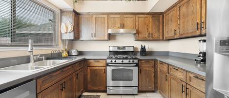 Mikrobølgeovn, ovn, kokeplater og oppvaskmaskin