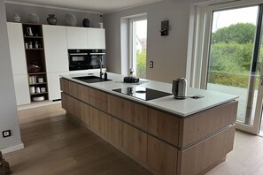 Jääkaappi, mikroaaltouuni, uuni, liesi