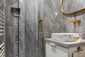 Shower, hair dryer, towels, shampoo - Live Like Real Parisians in the Heart of Paris (Paris)