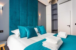 2 bedrooms, desk, travel cot, free WiFi - Live Like Real Parisians in the Heart of Paris (Paris)