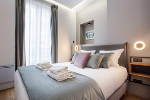 2 bedrooms, desk, free WiFi - Elegant apartment - 2BR/6P - Porte Saint-Denis (Paris)