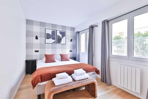 3 slaapkamers, een bureau, een strijkplank/strijkijzer, reisbedje