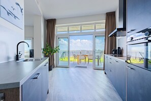 Geladeira, micro-ondas, cooktop, lava-louças