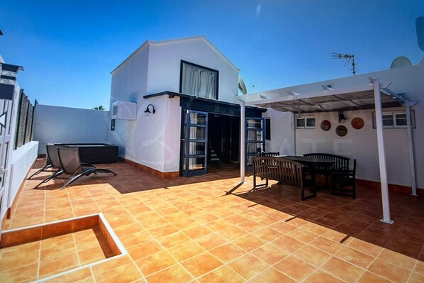 Outdoor dining - Beautiful Villa in Playa Blanca (Lanzarote)