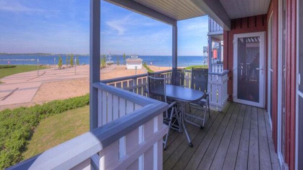 A covered porch with a view of the beach and ocean. - Marina Muritz Hideaway (Rechlin)