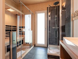 Chalet | Bathroom | Bathtub - Appealing Chalet With hot tub (Sankt Georgen am Kreischberg)