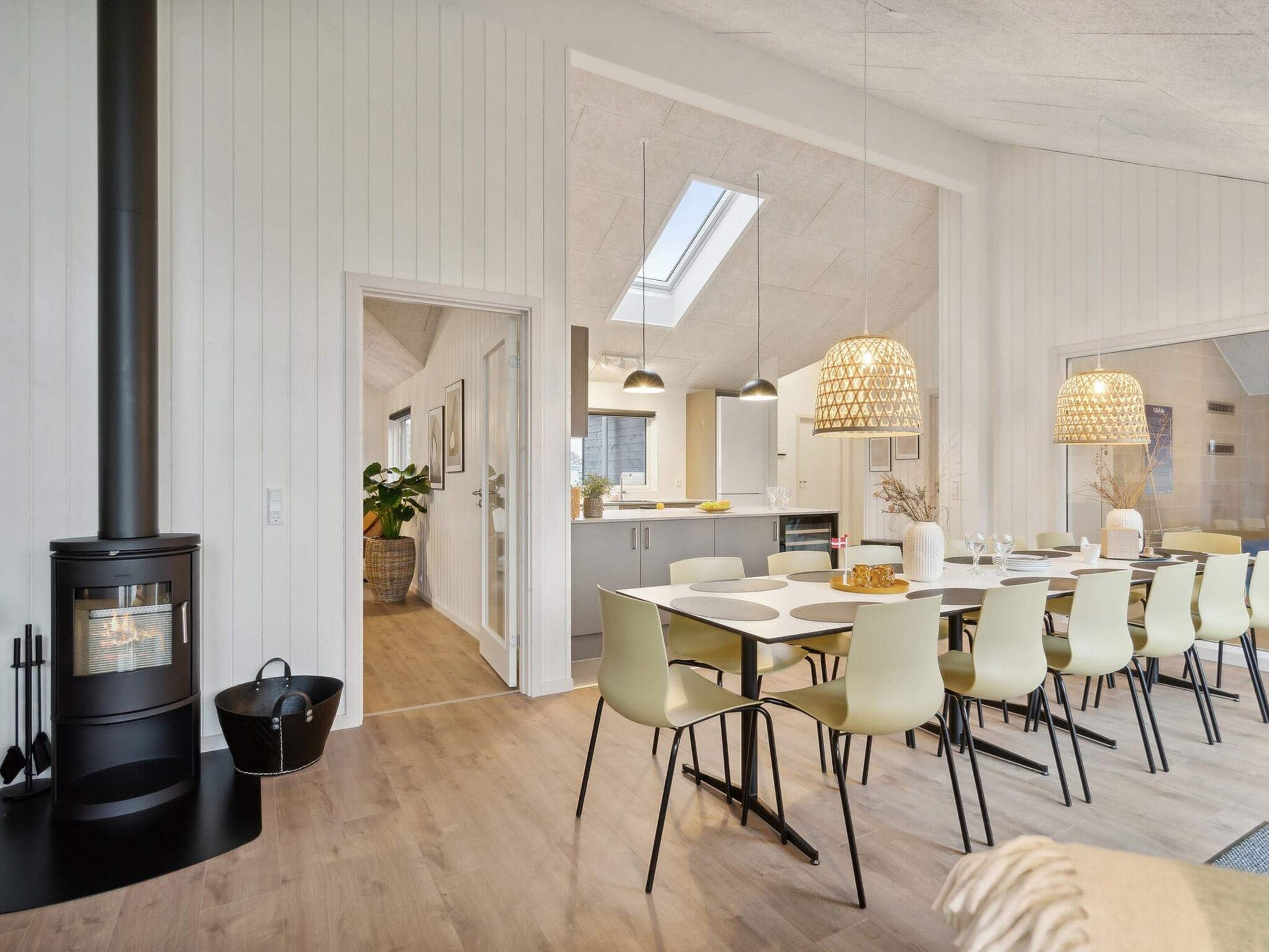 Un intérieur moderne comprenant un coin repas, une cuisine et une cheminée.