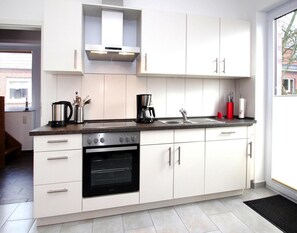 Huis | Privékeuken | Een broodrooster, een kinderstoel