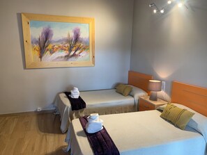 5 bedrooms, iron/ironing board, WiFi, bed sheets