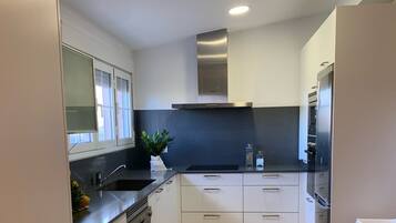 Een magnetron, een oven, een kookplaat, een vaatwasser