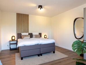 Mobile Home | 4 bedrooms, individually furnished - Houseboat With Private Roofed Terrace (Zeewolde)