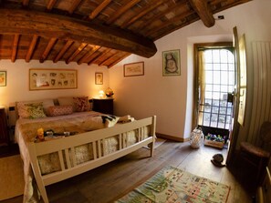 Cottage | 1 phòng ngủ, trang bị nội thất với thiết kế riêng biệt, bộ trải giường