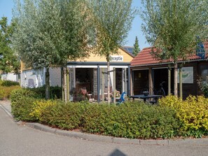 Egy kis, kétszintes épület, melynek felső szintjén egy „Recepció” felirattal ellátott tábla található.