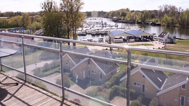 A residential area with houses, a marina, and a river. - Liebevoll Eingerichtetes Appartement (Rechlin)