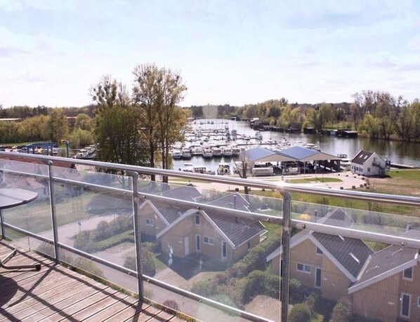 A residential area with houses, a marina, and a river. - Liebevoll Eingerichtetes Appartement (Rechlin)