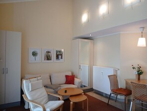 Apartment | Living room - Elegant Eingerichtete Ferienwohnung (Mirow)