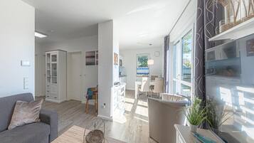 Apartemen | Dapur pribadi | Ketel listrik, pemanggang roti, dan kursi makan untuk bayi