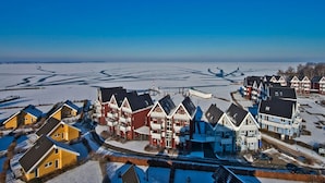 Ein Wohngebiet mit Häusern und freiem Blick auf die umliegende Landschaft.