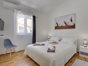 3 bedrooms, individually furnished, iron/ironing board, bed sheets - Apartment in Croatia Near the Adriatic Coast (Marcana)