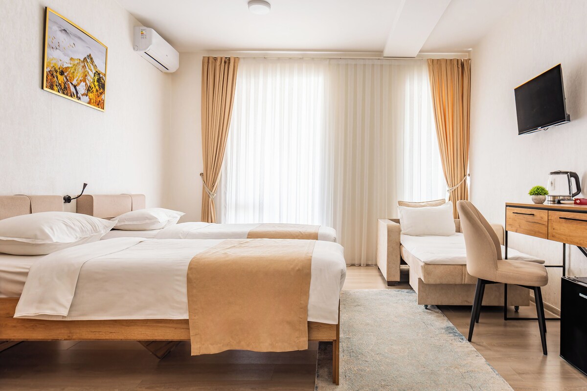 Basic Triple Room | Desk, laptop workspace, soundproofing, free WiFi