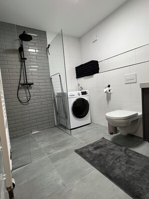Een douche, een haardroger, handdoeken, zeep