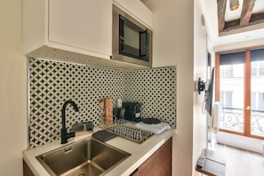 Réfrigérateur, micro-ondes, plaque de cuisson, cafetière/bouilloire