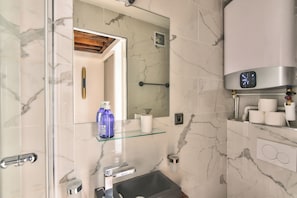 Serviettes fournies, papier toilette