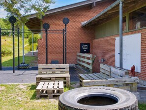 Un bâtiment en briques sur lequel on peut lire l’inscription : « Fitness Baderum Vasker ».