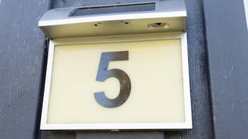 Una casa con el número 5 en la fachada de un edificio.