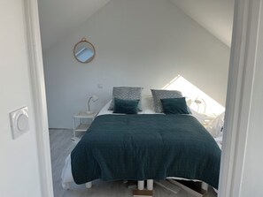 3 slaapkamers, een strijkplank/strijkijzer, internet, beddengoed