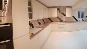 Full-size fridge, microwave, oven, stovetop