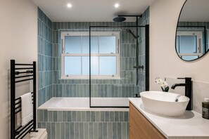 Haartrockner, Handtücher, Seife, Shampoo