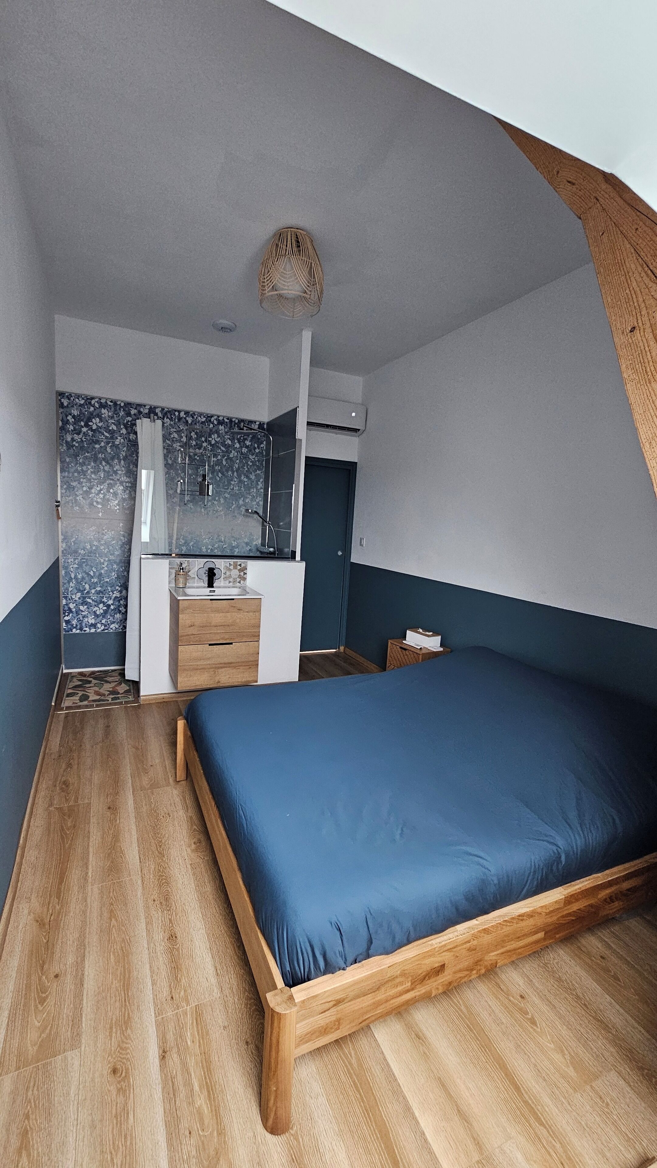 3 bedrooms, iron/ironing board, WiFi (free), bed sheets