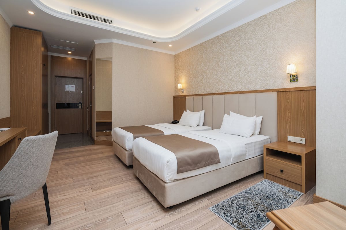 1 habitación, caja de seguridad en la habitación y escritorio