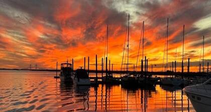 3BR/2BA, Sleeps 6 and Pet Friendly. Short walk to the Beach and Pier Village!