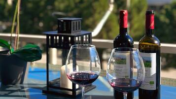 2 bedrooms, premium bedding, iron/ironing board, cribs/infant beds