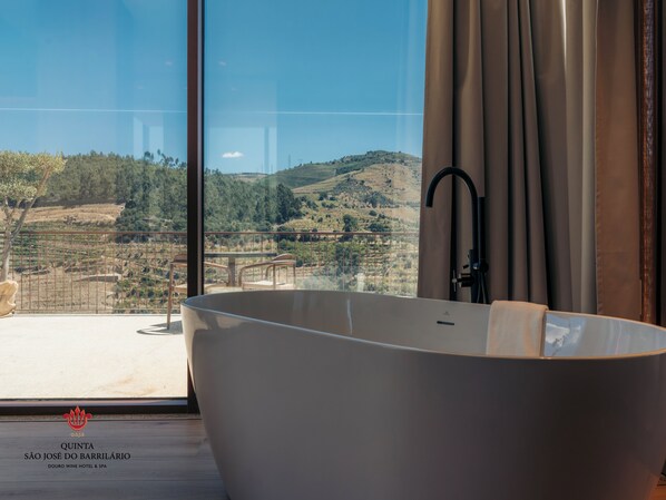 Suite estudio superior | Baño | Amenidades de baño gratuitas, secadora de cabello, batas, toallas 