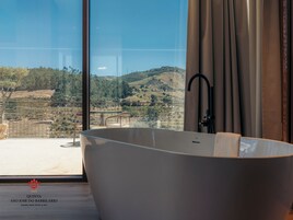 Superior Studio Suite | Bathroom | Free toiletries, hair dryer, bathrobes, towels