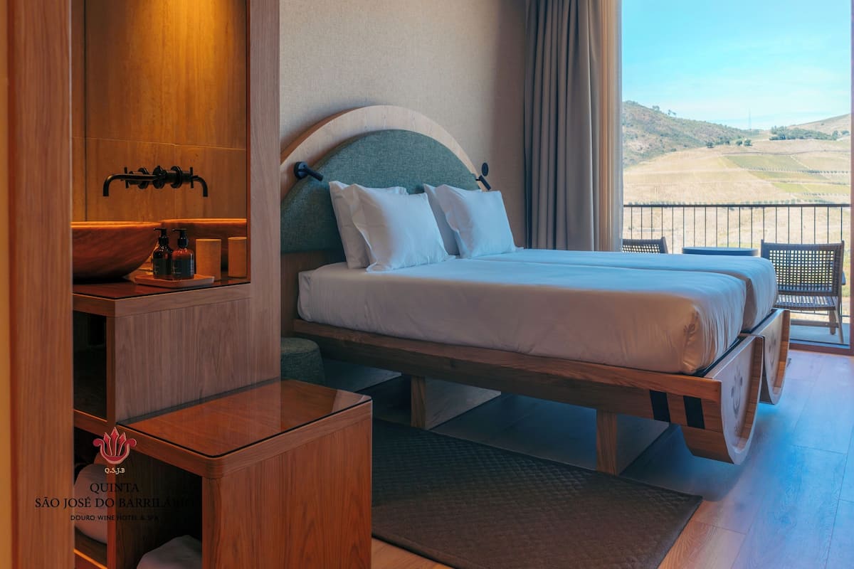 Ropa de cama de alta calidad, colchones con efecto memoria y minibar
