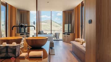 Suite estudio superior | Ropa de cama de alta calidad, colchones viscoelásticos, minibar