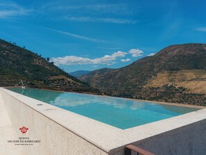 Piscina externa sazonal, guarda-sóis, espreguiçadeiras
