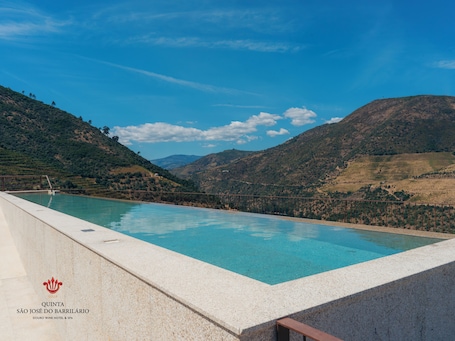 Alberca al aire libre por temporada y sombrillas en la alberca