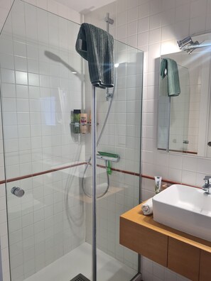 Dusche, Haartrockner, Handtücher, Seife